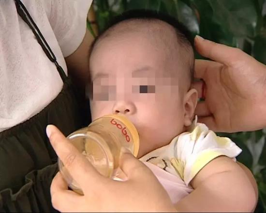 (被遺棄在公司里的4個月大的寶寶)