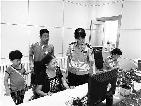 市民在天橋公安分局綜合服務大廳體驗戶籍民警的工作