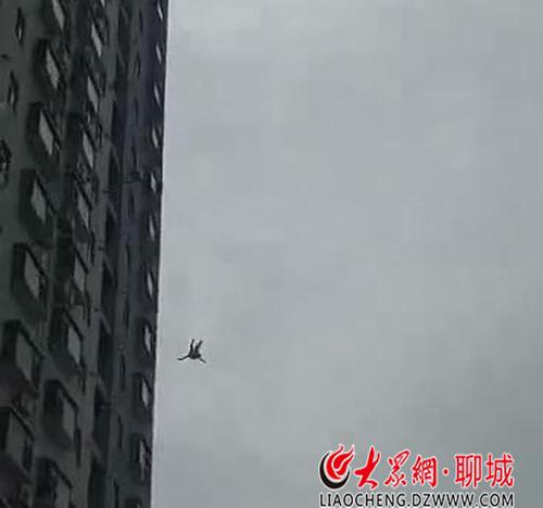　　该女子在18楼坠落(图片来自网络)