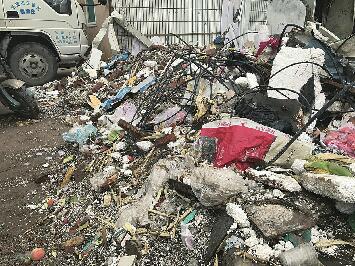 工業(yè)北路295號院附近建筑垃圾裸露。