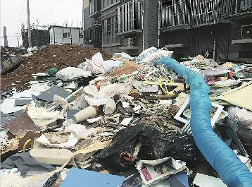 安澜北路东段建筑垃圾裸露。