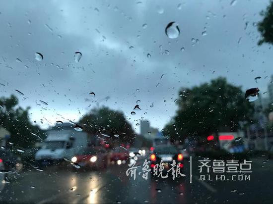 8點解放東路如同傍晚,天瞬間黑下來。齊魯晚報·齊魯壹點記者 王倩 攝