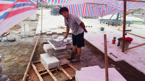 　　济南华山湿地公园，工人搭棚抵御烈日和暴雨不歇工 齐鲁晚报记者周青先摄