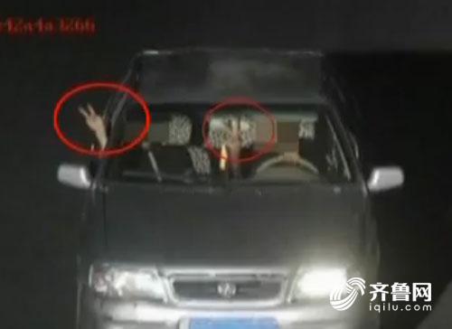 司機(jī)面對(duì)攝像頭比剪刀手