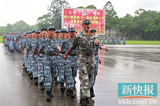■夏令营学员冒着大雨,迈着铿锵有力的步伐入场。