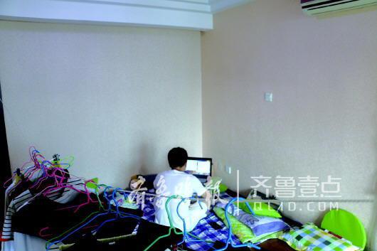 在濟南一處群租房內,沒有床只有床墊,屋內拉一條繩子晾衣服。