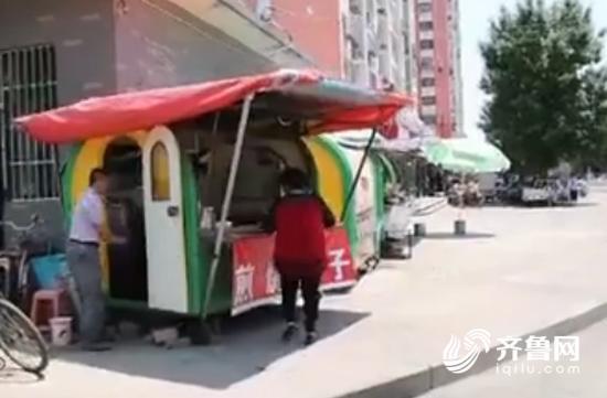 為了節約時間,張德洪在路邊買個煎餅果子快速解決填飽肚子