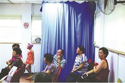 上海虹口游泳学校把房间的一角改成儿童更衣室，既方便了家长又方便了孩子们。 