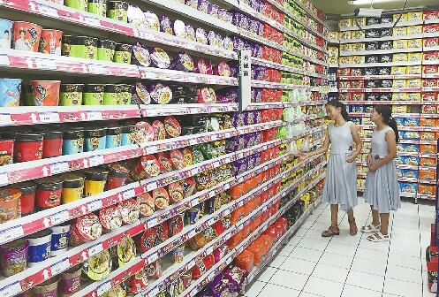 　　21日17点左右，经十路一家超市内，十多种口味的方便面摆满货架，但其行情不比从前。首席记者王锋 摄