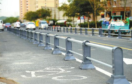 橫支10號路道路兩側全部禁停,400多米長的隔離欄分隔機動車道和非機動車道。