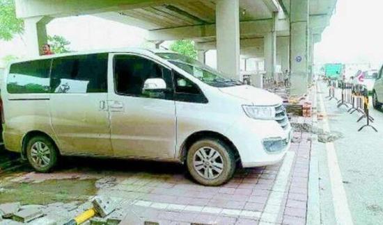 記者從有關部門獲悉,橋下停車場的啟用得等到綠化空間改造完成后,而綠化改造工作將在9月2日完工。