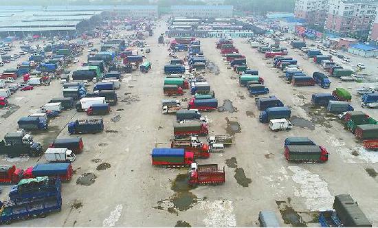　　火灾发生后，匡山酒水批发市场变成大型车辆停车场。 记者郭尧 摄
