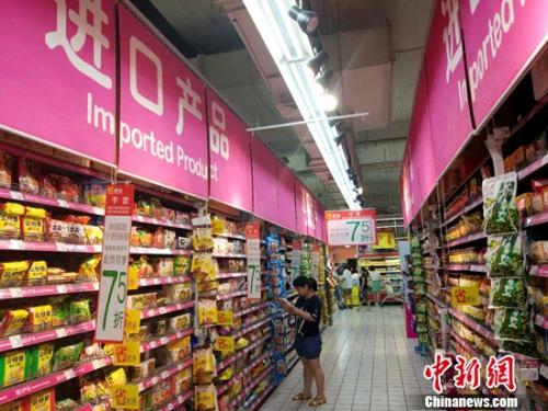 　　居民在超市购物。(资料图)中新网记者 李金磊 摄