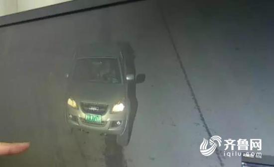 d14dff6244daf443317a43089788aac1.jpg 然而,民警从监控里看到,皮卡车在发生事故时,车身有明显碾压的晃动,并且驾驶员也踩了刹车。