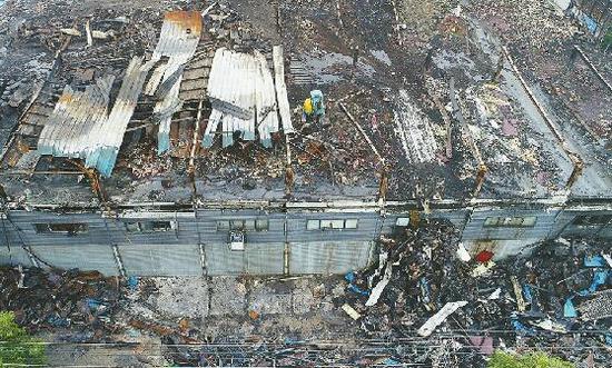 　7月22日，嘉合仓库火灾后的废墟仍未清理干净。 记者郭尧 摄