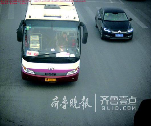 開車打手機。