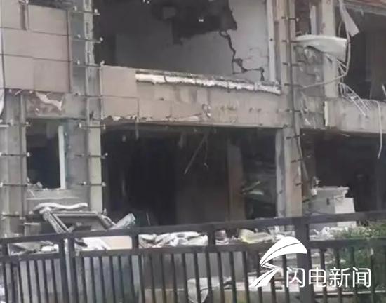 据网友爆料，7月26日早上7点左右，济南银丰唐郡荷花园小区一饭店疑似煤气泄露发生爆炸，对面商铺的玻璃震碎。