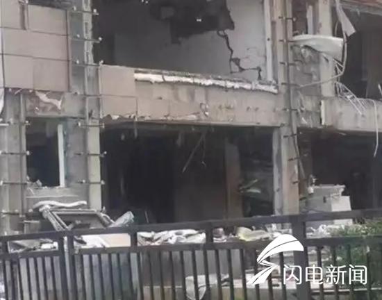 據網友爆料，7月26日早上7點左右，濟南銀豐唐郡荷花園小區一飯店疑似煤氣泄露發生爆炸，對面商鋪的玻璃震碎。
