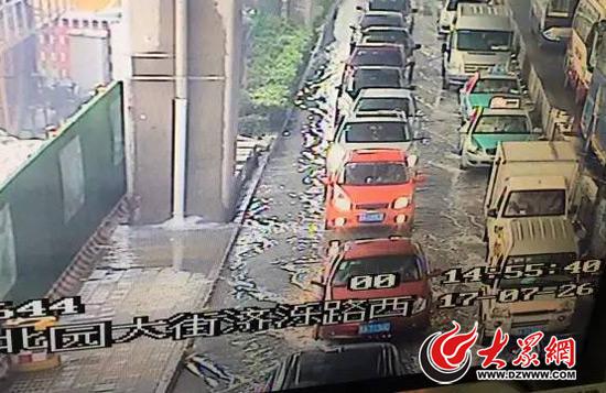 北園大街濟(jì)濼路路口附近積水嚴(yán)重