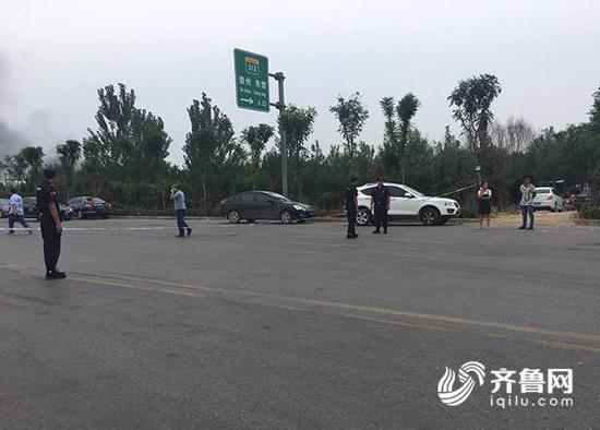 629f474865028017d0e78e32065b8487.jpg 陽信縣及時啟動應急預案,公安、消防、安檢、環保、衛生等部門第一時間到達現場,目前火勢已基本得到控制。