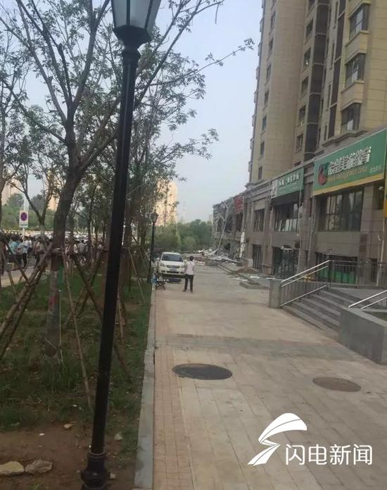 據網友爆料，7月26日早上7點左右，濟南銀豐唐郡荷花園小區一飯店疑似煤氣泄露發生爆炸，對面商鋪的玻璃震碎。