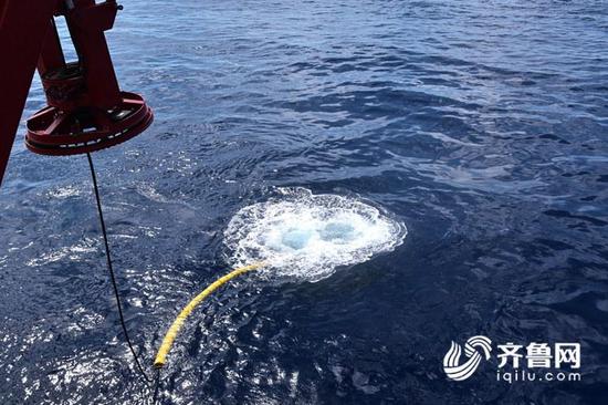 7月26日上午，“科学”号再次释放“发现”号无人潜水器在1000多米深的南海北部海域海底，寻找海底冷泉喷口。