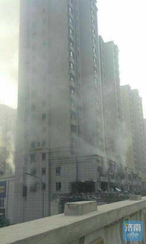 　　26日7:00左右，唐冶銀豐唐郡一二層商鋪疑發生爆炸，部分商鋪變廢墟。