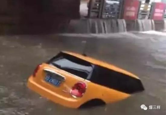 　　青岛周一的这场大雨导致部分车辆被淹