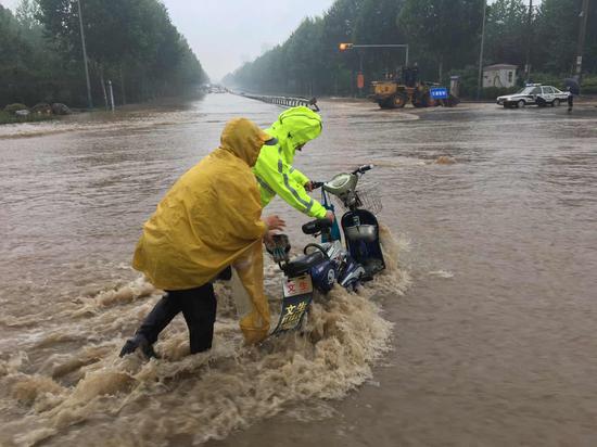         济南市凤鸣路和世纪大道交叉路口附近，出现积水。
