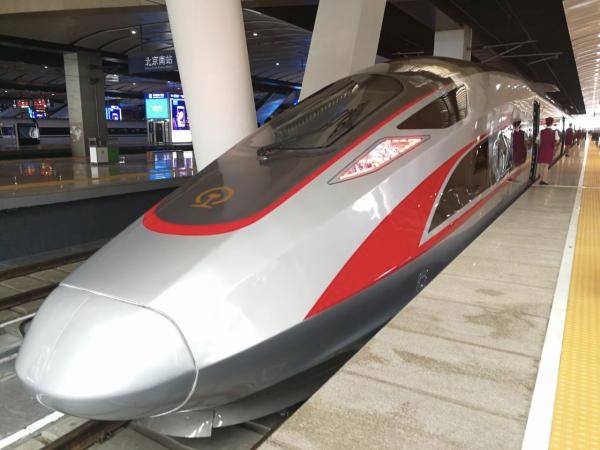 927d3ca5efe01f84a60d61a9b1de4604.jpg “復興號”安全性高 車廂內隨意充電連WiFi