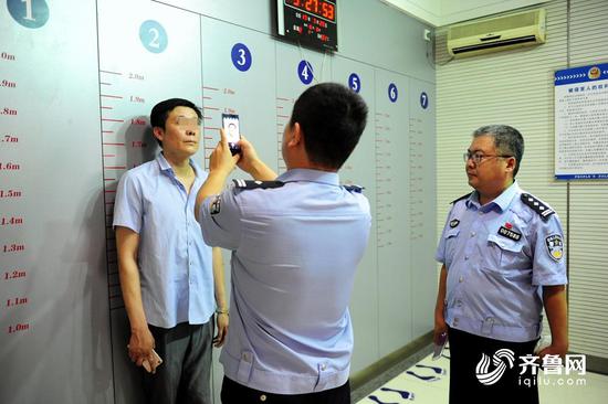 進一步檢查車輛，民警發現車輛的年檢標志、強制保險標志也是偽造的，對于嚴某的多項違法行為，等落實清楚后，將會依法進行嚴懲。