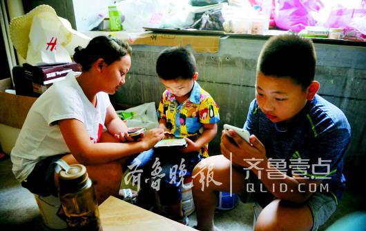 　　(朱红岩的两个孩子(左一左二)从四川广元来到济南,在爸爸妈妈的工地上玩。齐鲁晚报·齐鲁壹点记者 王媛摄)