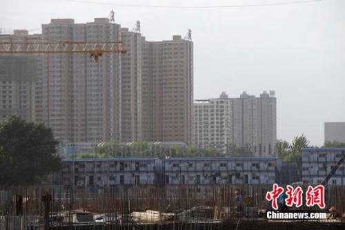 资料图:正在建设施工中的工地。 中新社发 张云 摄
