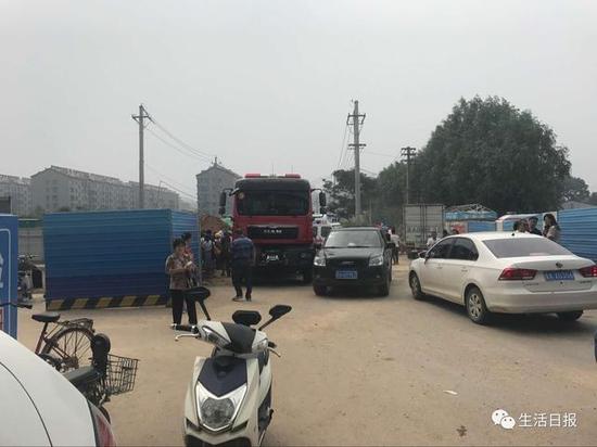 据附近居民介绍,事故发生路段是准备“开一条路的”,正处于铺设管道阶段。