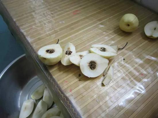 为了了解事情的情况,记者来到了幼儿园附近的居民区。在这里的几乎居民表示,自己的孩子都在这家幼儿园上过学。