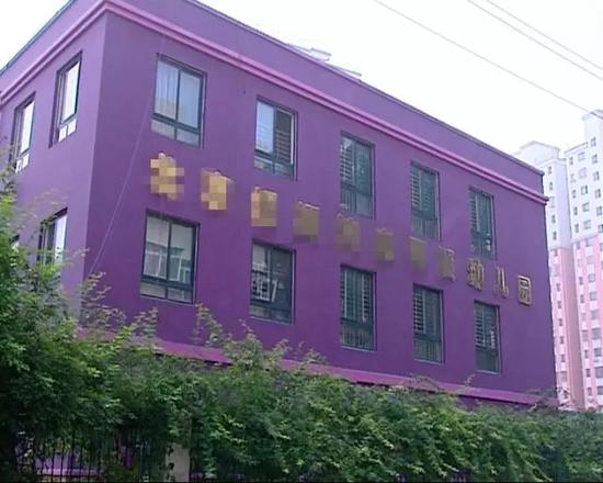 這家幼兒園小托班的一位孩子家長告訴記者，幼兒園老師給孩子切的小水果里面都拉絲兒了，園長說孩子吃不多，里面爛了削掉就行了。