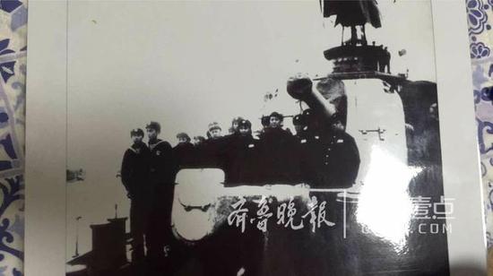 刘中华和毛主席、陈毅在南昌舰上的合影。(资料片)