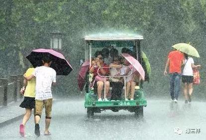 7月30日,受9号台风“纳沙”外围影响,午后杭州西湖边突降台风雨。