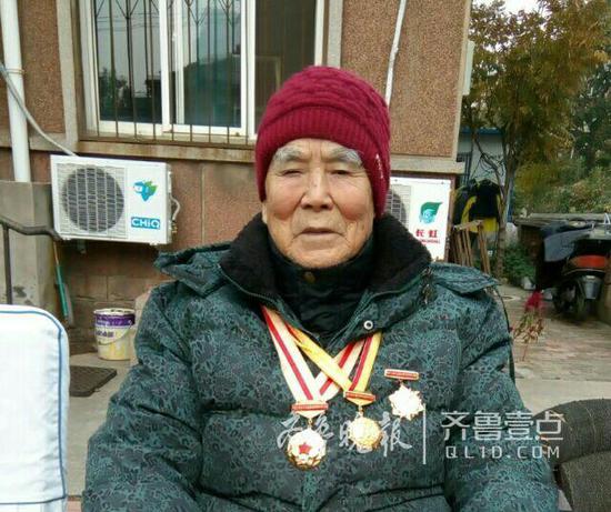 三枚纪念章,分别是抗战胜利60周年、70周年和红军长征胜利80周年纪念章。