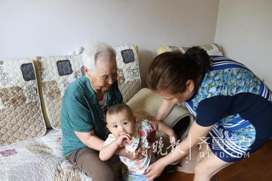　　88岁的山东女兵郭秀婷如今已是四世同堂，日常就是和儿媳一起哄重孙子玩