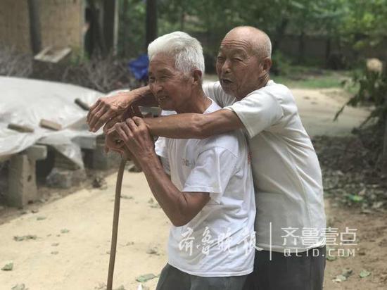 當鬼子來掃蕩的時候,他們就是這樣背起傷員轉移的。