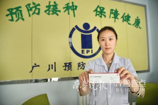 　　8月1日，醫護人員展示的已到達德城區廣川街道衛生門診的HPV宮頸癌疫苗，7月31日下午該門診為市民接種了全國第一針。