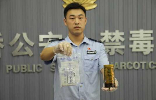 　　今天上午，天橋警方通報(bào)了一起網(wǎng)絡(luò)販毒案，嫌疑人不但利用QQ在網(wǎng)上公然販賣毒品，還將約50克冰毒藏在茶葉盒內(nèi)。