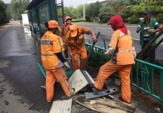事發后,不少過路市民及司機跑過去參與救援。10多人將越野車抬起來,兩人把老太太抱到安全區域。