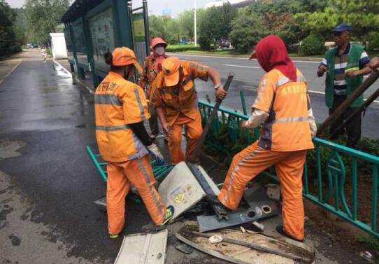 　　事发后，不少过路市民及司机跑过去参与救援。10多人将越野车抬起来，两人把老太太抱到安全区域。