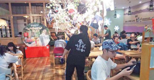 3日雖是工作日, 世茂廣場(chǎng)一家甜品店內(nèi)顧客不少, 售價(jià)四五十元的甜品較受歡迎。