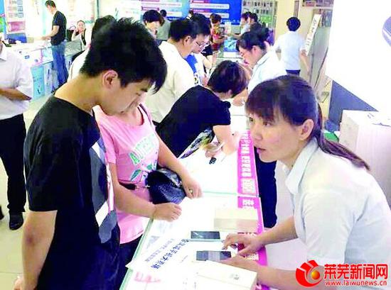 準大學生選購手機。