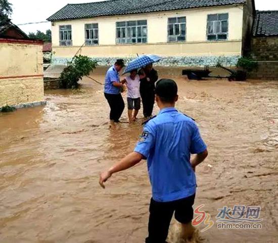 　　民警营救被困群众(事发地，西臧家村)