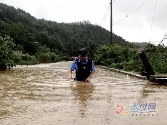 　　民警涉险救援