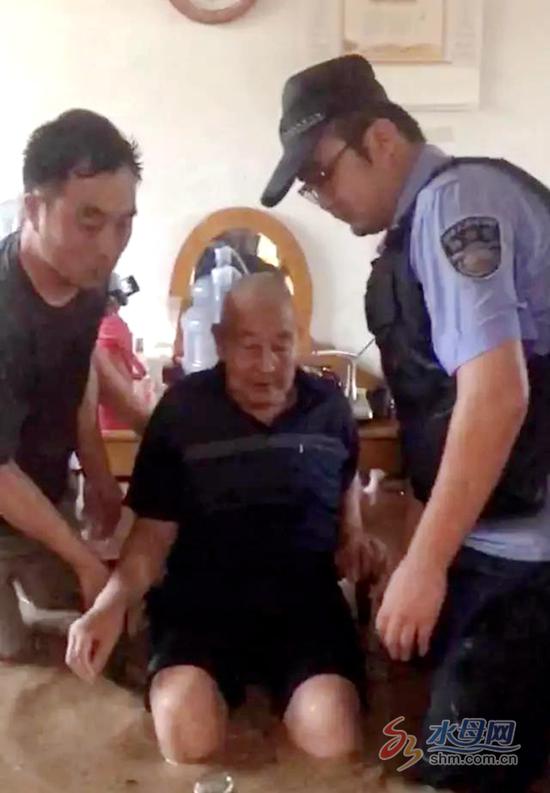 　　民警救助被困水中腿脚不便的老人(事发地，郭家村)